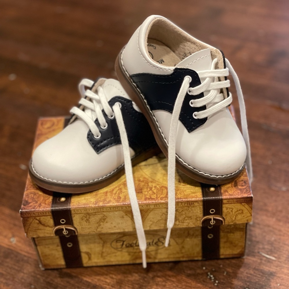 Footmates cheer white/navy Oxford shoe size 5